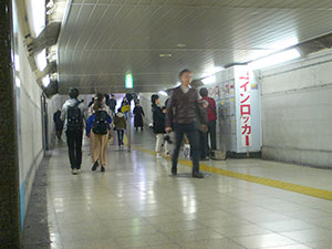 上野駅地下道出口に向かって