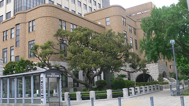 低層部に占領期の外観を保存する横浜地方裁判所。